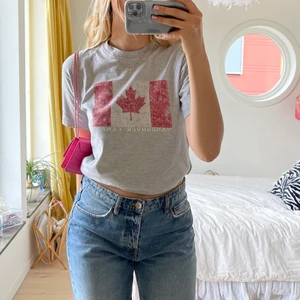 T-shirt  - T-shirt med Canadas flagga köpt secondhand❤️ storlek M💕 bara att höra av er för fler bilder eller andra frågor💋
