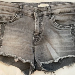 Grå mini short - Jättefint och sexig mini short. Passar bra för XS. 