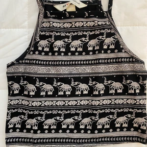 HM svart och vit topp  - Elefant detaljer toop från hm. Storlek är S. 