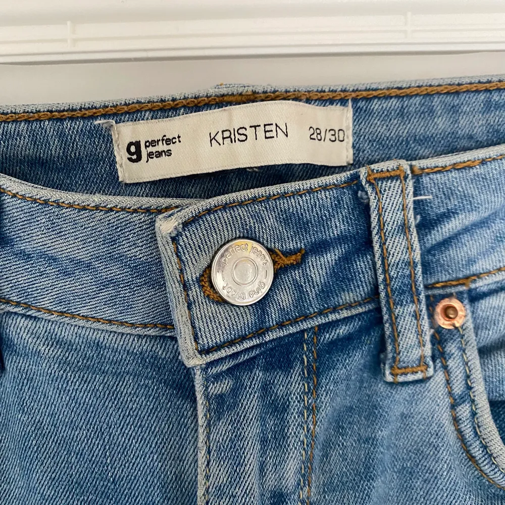 Snygga jeans med slitningar, strl 28/30, ”Kristen” från Gina Tricot. Mitt pris, 90kr + frakt som köparen står för🤍✨. Jeans & Byxor.