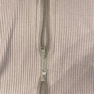 Beige dubbelblixtlås - Helt oanvänd dubbelblixtlås tröja från Nova Of Sweden. Storlek M