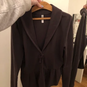 Fin kofta  - Mörkbrun kofta 