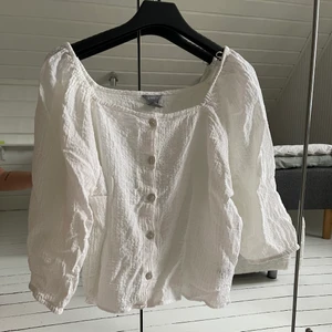 Vit somrig blus - Somrig blus från Lindex i storlek M. Aldrig använd.