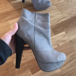 Grå pumps Bikbok Strl 38 - Grå pumps Bikbok Strl 38 sparsamt använda.