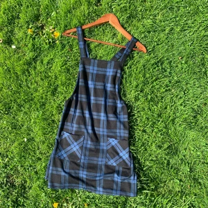 Hängselklänning BikBok - Superfin rutig klänning från BikBok, har tyvärr blivit för liten för mig!