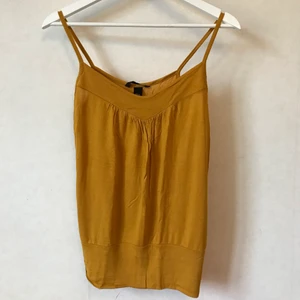 Senapsgult linne, XS-S - Mjukt och skönt gult linne med fina veckade detaljer fram och i sida. 100% viscose.  Kan mötas i Stockholm eller skicka mot fraktkostnad! ✨🌸✨