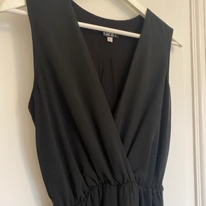 2 byxdressar i chiffong material - Svart + vit byxdress i strl XS/S, använda några gånger, den svarta har inte bandat i midjan kvar, normal passform. Går att köpa enskilt också - frakt tillkommer (spårbart 57kr)