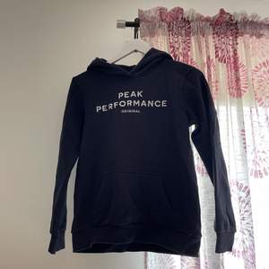 En fin peak performance hoodie storlek XS