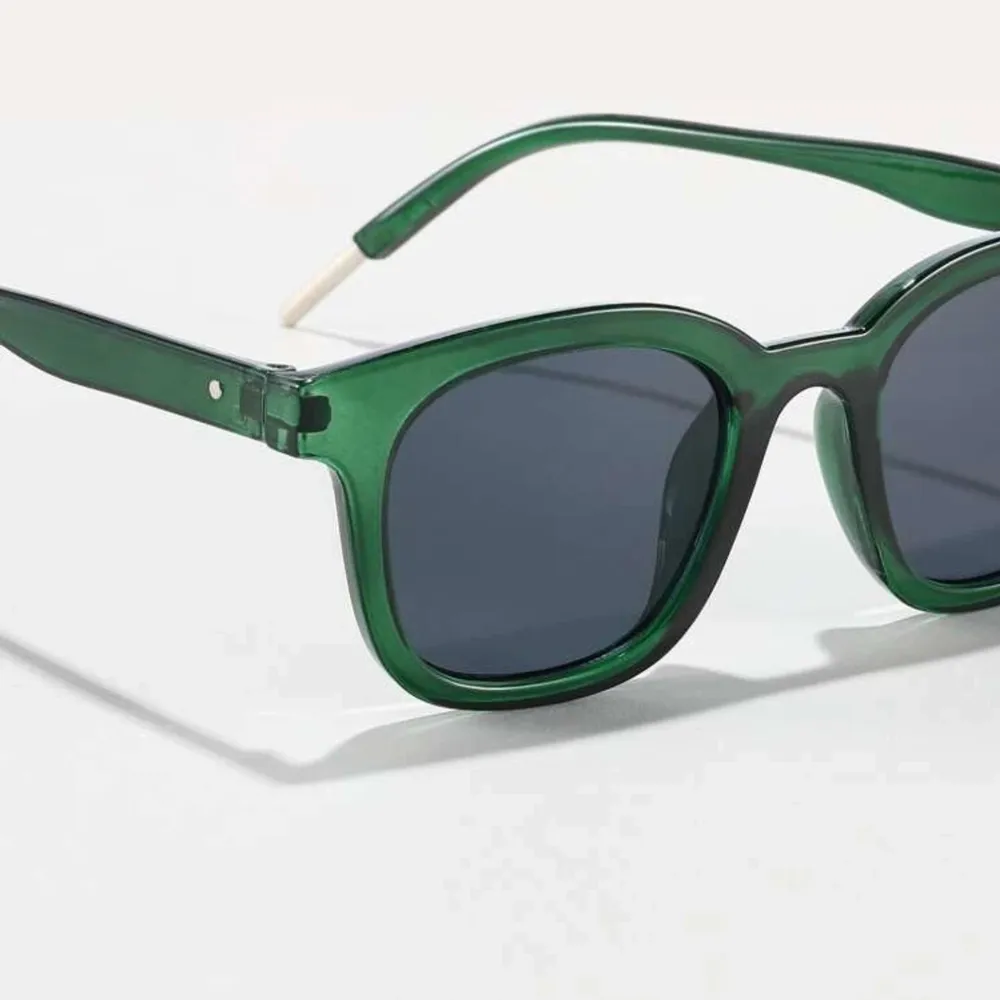 Fina och trendiga solglasögon fråm shein i en underbar grön färg, liknar chimis solglasögon. Är i nyskick och aldrig använda då de tyvärr inte passar min ansiktsform. Skriv privat för fler bilder💕. Accessoarer.