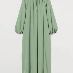 Söker denna klänning från H&M i storlek XS