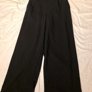 Kostym byxor från veramoda - Kostynbyxor med resår från vera Moda. Aldrig använda men utan prislapp. Bekväma men tycker de är för korta för mig 