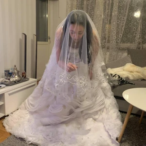 Brudklänningar  - Elegant mermaidklänning med paljettdekorationer, Klänningen har djup urringning fram för en dramatisk look.