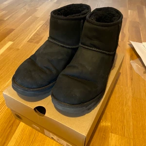 UGGs - Svarta uggs i hyfsat bra skick, köpta i November 2020 för 1950 kr, säljer för 1000 kan även byta mot ett par 39, storlek 40 men passar 39 också💕