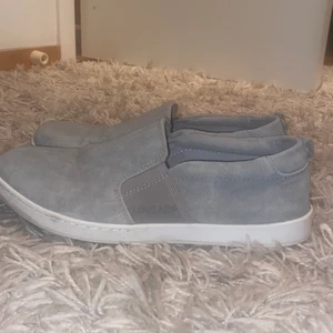 Skor - Säljer dessa super trendiga fina helt nya skorna! Ljusgråbeiga nästintill oanvända. Säljer för 200kr