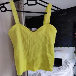 Otroligt snygg croptop från Zara i neon gul/grön färg! Passar så bra med ljusa byxor😍 Den är i storlek L. Köpte secondhand av en tjej men jag har aldrig använt den då den inte satt jättebra på mig. Så rekommenderar att en med storlek M/L köper isåfall  🥰 Den har ett litet hål på sidan men inget som är jättesynligt och går nog att sy ihop om man orkar!