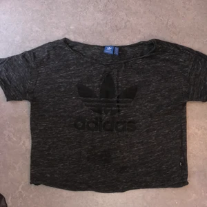 adidas t-shirt  - Perfekt till vardagen eller idrott. Svart grå. 💗100 kr inklusive frakt.