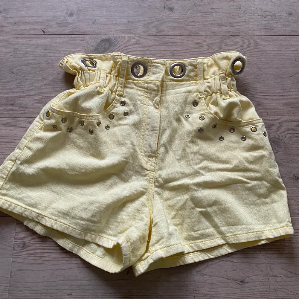 Jeansshorts i en gul pastellfärg💛 med coola detaljer! Shortsen är ifrån Elsa Hosk kollektion från bikbok. Dessa är slutsålda och går inte att gå tag på! Älskar dessa shorts men dom är tyvärr försmå🥺 Som nya!. Shorts.