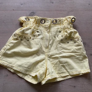 Shorts - Jeansshorts i en gul pastellfärg💛 med coola detaljer! Shortsen är ifrån Elsa Hosk kollektion från bikbok. Dessa är slutsålda och går inte att gå tag på! Älskar dessa shorts men dom är tyvärr försmå🥺 Som nya!