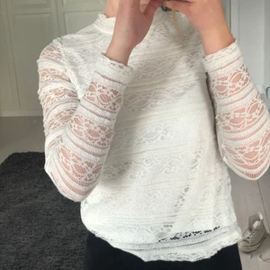 Blus i spets - En vit blus med spets. Passar till fina tillfällen men också en vanlig middag om man vill det🥰 Storlek: XS/S 