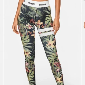 Stronger tights! - Jag säljer mina jättefina ikoniska stronges tights som är i nyskick. Kostar 800kr nya men jag säljer för endast 170kr ❤️ 