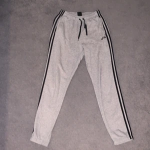Adidas  - Ett par gråa adidas i fint skick ny pris är runt 400-500 och skicket på dessa ligger på 9/10 så kanske runt 300kr kan jag tänka mig sälja dom för 