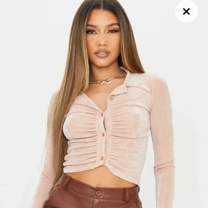 Rusched långärmad trendig tröja - Oanvänd och prislappar kvar! Köpt från PrettyLittleThing strl 34. Väldigt stretchigt material, superfin på. 