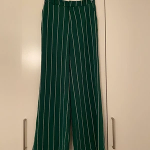 Randiga byxor  - Randiga kostymbyxor från H&M. Aldrig använda. Storlek 38.