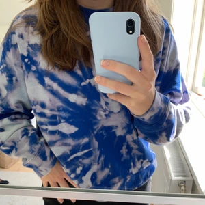 Tie dye sweatshirt från Weekday stl S - As najs tie dye croppad sweatshirt från Weekday i storlek S. Skulle säga att den är är oversized så skulle passa XS-M beroende på hur man vill att den ska sitta. Buda från 100kr. Tveka inte att höra av er om ni har några frågor. Rensar garderoben så har mycket ute nu! Kika in mina andra annonser, samfraktar gärna :)