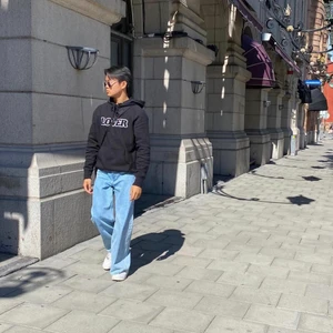 Weekday Jeans  - Säljer ett par sköna jeans från Weekday, modell Ace High Wide i storlek W:27 L:30. De är egentligen en dam-modell men funkar riktigt bra för herr också (se bild 1 där jag har på mig dem). I övrigt väldigt slappa och sköna, jag skulle säga att de är raka med ”slight” bootcut. De är relativt använda men bara tvättade en gång och sedan aldrig använda efter de. Byxorna har inga defekter eller liknande. 