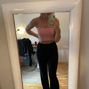 Byxor - Väldigt fina byxor med ett underbart material. Använda en gång då de är för långa för mig. Jag är 167 cm lång, så de hade suttit bättre på en som är lite längre! Bra skick och superfina till fest eller kalas! Jättemysiga och bekväma att gå i. Blänker fint i solen🤩 Storlek S från HM. Frakt är inte inkluderar i priset! 