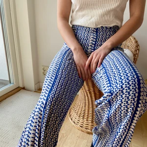 Mönstrade byxor H&M - Mönstrade byxor från H&M i luftigt material. Lite sönder vid dragkedjan men går att sy, därav priset💙