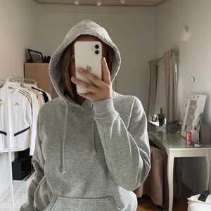 Hoodie - Grå hoodie från bikbok, kommer inte till användning!