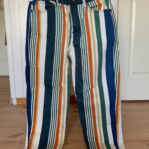 Urban Outfitters randiga byxor - Randiga byxor köpta på Urban Outfitters i Malibu USA. Sjukt snygga men lite tajta på mig för min smak. Straight och croppd modell. Är waist 29 men jag upplever de mer som 27/28. Jag har vanligtvis 28 och de sitter lite tight.