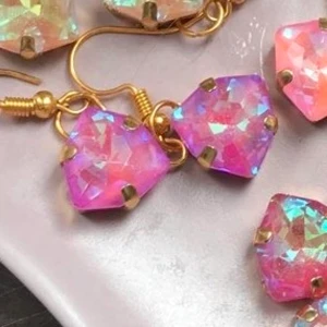 Purpul earrings🧞‍♀️ - Sparkling Rhinestones earrings💎  Det är bara att meddela mig vilken färg ni vill ha ifall ni ska köpa örhängena  Stone Size: 1,3 cm   COLORS to choose from : Blue 🦋Coral 🎀 burgendy 🌺 purpul 🧞‍♀️ Nude / green🧚
