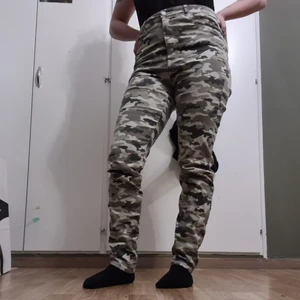 Camo jeans high rise. - Camo jeans ifrån H&M. Bra skick. Storlek M.