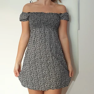 Klänning, storlek S - Sommarklänning, svartvit med elastiskt band kring bysten. Längd 55 cm (kort) 100%Bomull ❣Bortklippta tvättinstruktioner, maskintvättas 30 °