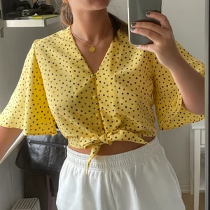 Topp  - En superfin gul blus med svarta prickar och knyte i slutet! 