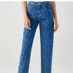 Smiley jeans - Super coola jeans från pull & bear. Nypris 499kr! frakt 66kr ❤️ storleken passar 38 också. 