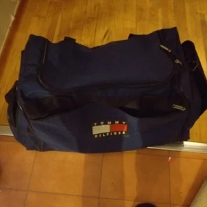 Tommy Hillfiger SPORTVÄSKA - En sportväska av högsta kvalite, släpper den för 40hämtas från Upplands Väsby. 076 403 6106 , nativt en närliggande kommun , norrort, utanför Upplands Väsby blir priset dock 450