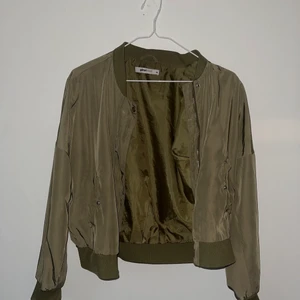 Grön jacka Str. 38 - Jacka i väldigt fin skick. 