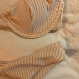 Bikini - En oanvänd bikini från shein. Säljer pågrund av för liten💕 om man köper fler än en kan man få rabatt!🧡