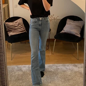Bootcut jeans  - Snygga bootcut jeans från Gina i storlek 36! Säljs då de inte kommer till användning❣️ köparen står för frakt, hör av er om ni har fler frågor🥰