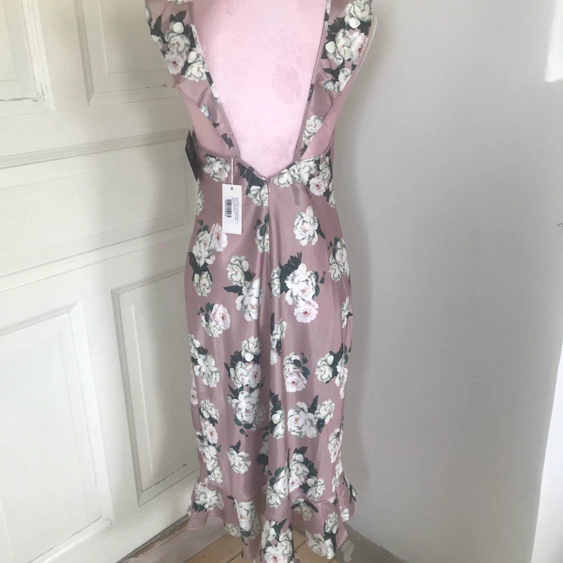 Klänning, rosa med blommor i siden, stl 36 - 91