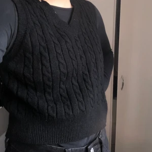 Stickad tröja  - En svart stickad tröja från Shein. Nästan aldrig använd pga att de inte är riktigt min stil. Väldigt fin och i bra skick! I storlek S