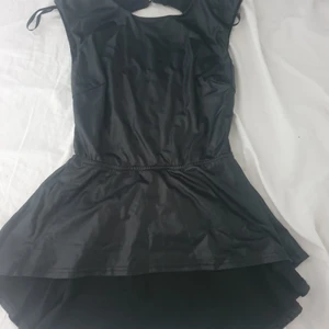 Axparis topp storlek s - Säljer min topp som inte är använd endast provad  i storlek S från märket Axparis (köpt på Nelly.com) skulle säga att den passar en storlek 36 bäst men kan säkert funka på en 34 eller 38 också. Toppen är i ett glansigt material dock inte lack så den låter inte och är lättare. Obs!  Kommer inte pröva toppen på för att ta en bild på hur den ser ut på mig för det säger inget om hur den kommer se ut på dig! Den är inte smickrande för just min kropp. Vänligen acceptera detta.