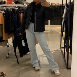 Jenas från weekday - Utsvängda Jens med slits från weekday 