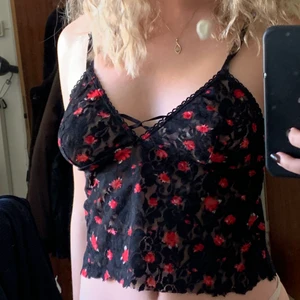 meshtop med rosor - Intressekoll på min unika jättefina topp med justerbara ärmar och fina detaljer. Tröjan är egentligen en klänning jag klippt 💕 skriv privat vad du hade kunnat köpa den för!! Skriv helst om du överväger att köpa:)