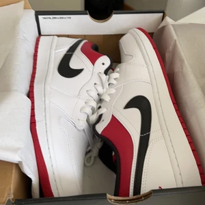 Air jordan 1 low - Säljer mina helt nya jordans då de ej passade