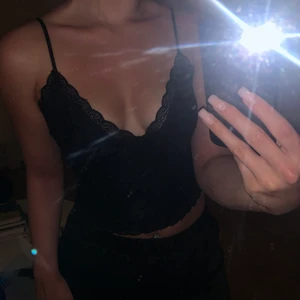 Spetslinne - Säljer ett svart spetslinne från bikbok som inte kommer till användning. Linnet är i storlek M (passar mig som är en S). Köparen står för frakten om så önskas. Skriv till mig på dm💖