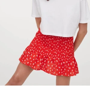 Kjol - !!Slutsåld i alla storlekar!! Säjer pga fel storlek, prislapp kvar och helt oanvänd💕💕 Kan skicka fler bilder i pm